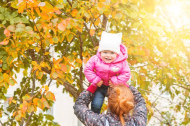 Anne ile kızını parkta çalış