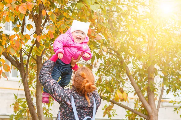Anne ile kızını parkta çalış