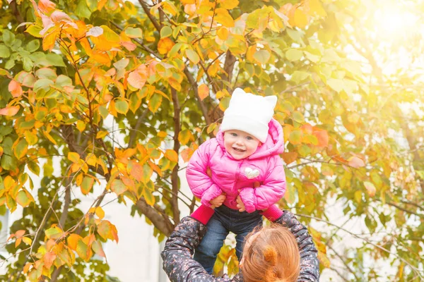 Anne ile kızını parkta çalış