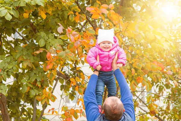 Baba kızıyla parkta oynuyor.