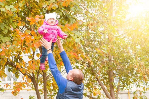 Baba kızıyla parkta oynuyor.