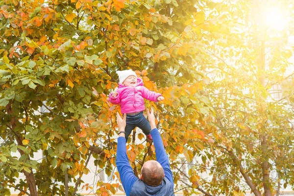 Baba kızıyla parkta oynuyor.
