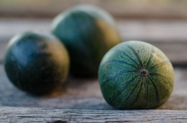 ahşap arka plan üzerinde birkaç küçük karpuz