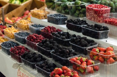 paketlenen meyveler. tezgahın üstünde belgili tanımlık çarşı