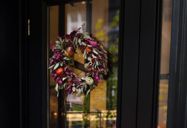 Sonbahar çelenk Kapıda asılı