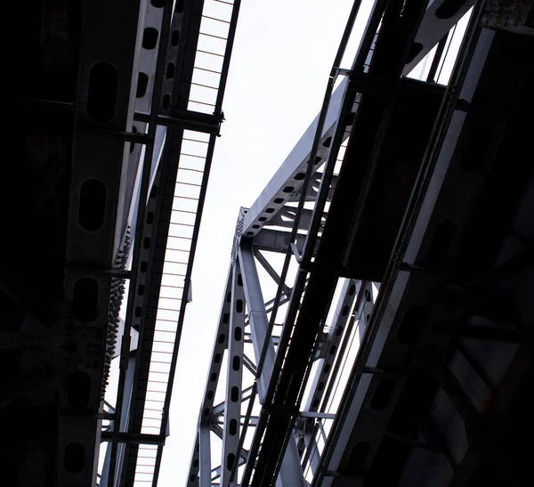 Dos puentes cerca. La estructura circundante. El puente para coches — Foto de Stock