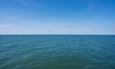 Deniz manzarası. Güneşli bir gün. Sakin ol. Arka plan