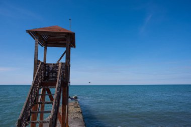 Deniz manzarası, çakıl plaj, iskele, kule kurtarma, Gözcü Kulesi