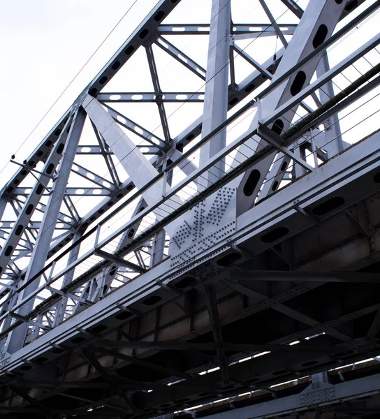 El puente para coches. Estructura metálica contra el cielo — Foto de Stock