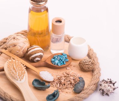 Spa için ayarlayın. Ahşap tahta bir kaşık, banyo tuzu, vücut yağı, tasarım, kabukları ile