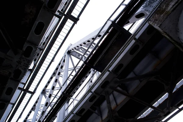 Bruggen, metalen constructies, industriële landschap — Stockfoto