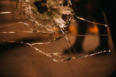 Kiev, Ukrayna - 21 Ekim. Çeşitli kalibresonuçları ndan sonra kurşun geçirmez cam