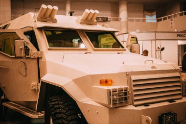 Çöl rengi birlikte zırhlı bir araç