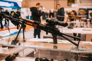 Kiev, Ukrayna - 21 Ekim. 5.45-mm Kalaşnikof saldırı tüfeği mod. 1974- 5.45 mm makineli tüfek, tasarımcı Mikhail Kalaşnikof tarafından 1970 yılında geliştirilen ve 1974 yılında SSCB silahlı kuvvetlerinin hizmetine girdi. Bu Akm bir başka gelişmedir.