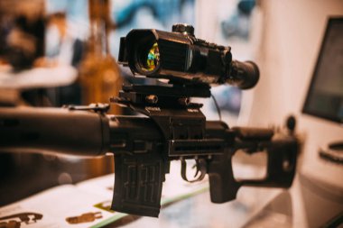 Kiev, Ukrayna - 21 Ekim. 7.62 mm Dragunov keskin nişancı tüfeği (Agi, Grau endeksi - 6v1) - yarı otomatik keskin nişancı tüfeği, 1957-1963 yıllarında geliştirilen bir grup tasarımcı Evgeny Dragunov önderliğinde. 