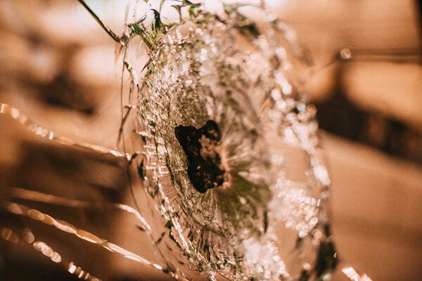 Киев, Украина - 21 октября. Пуленепробиваемое стекло после результатов различных калибров
