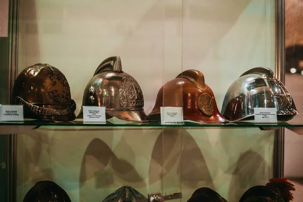 Выставка пожарных шлемов — стоковое фото