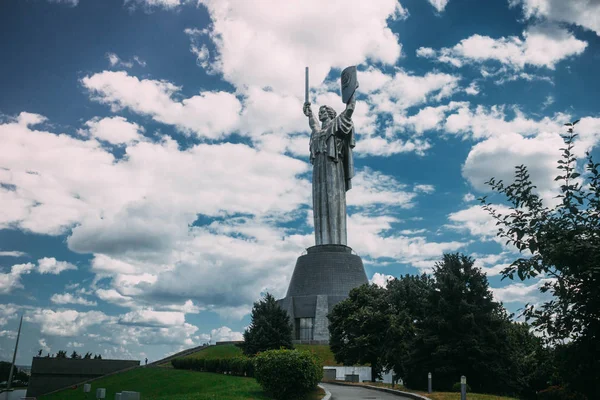 "Anavatan" - Kiev anıtsal bir heykel — Stok fotoğraf