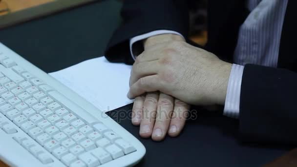 Мужская рука в офисе — стоковое видео