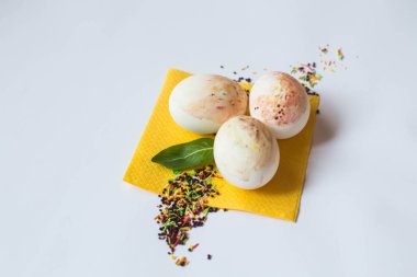 Yağmurlama ile boyalı Paskalya yumurtaları