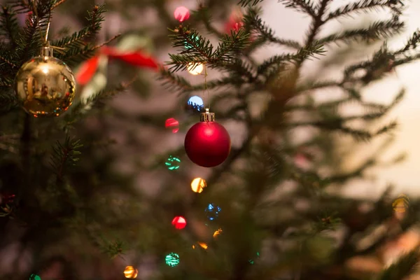 Árbol de Año Nuevo decorado con juguetes de vidrio y guirnaldas . —  Fotos de Stock