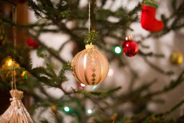 Cam oyuncak ve çelenk ile süslenen yeni yıl ağacı. — Stok fotoğraf