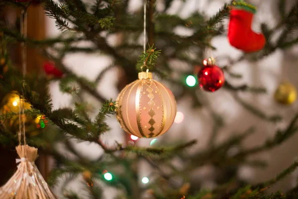 Árbol de Año Nuevo decorado con juguetes de vidrio y guirnaldas . —  Fotos de Stock