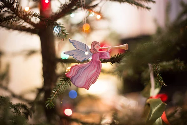 Christmas tree decorated with Christmas angels carved in wood and hand-painted. — Stock Photo, Image