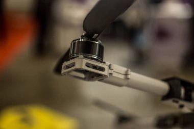 Uçan bir dronun motoru.