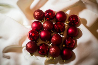 Beyaz arka planda noel süslemesi