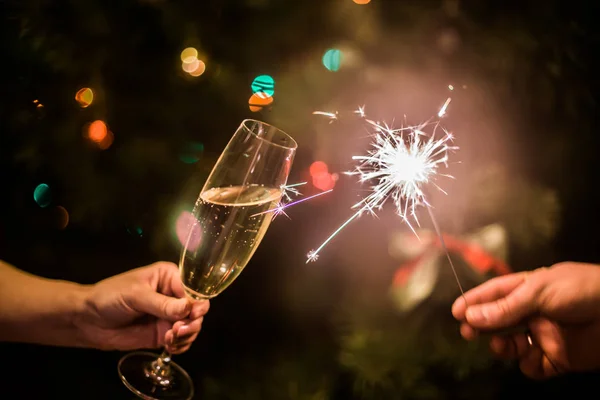 Glas Mit Champagner Und Wunderkerze Auf Christbaumhintergrund — Stockfoto