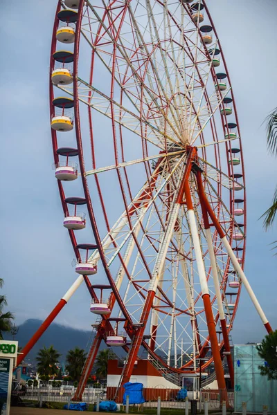 Batumi Gorya 2019年11月海沿いのビーチで観覧車の写真 — ストック写真