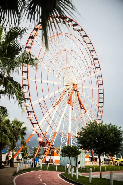 Batumi Gruzja Listopad 2019 Zdjęcie Diabelskiego Młyna Plaży Nad Morzem — Zdjęcie stockowe