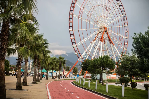 Batumi Gruzja Listopad 2019 Zdjęcie Diabelskiego Młyna Plaży Nad Morzem — Zdjęcie stockowe