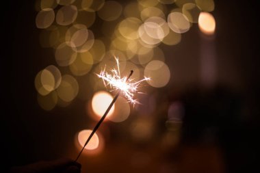 Noel ağacı arka planında maytap