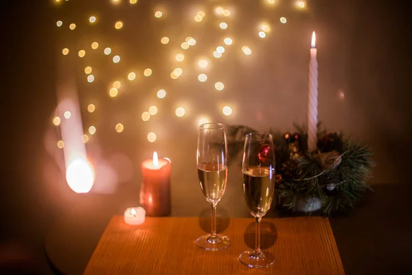 Champán Navidad Sobre Una Mesa Sobre Fondo Guirnaldas —  Fotos de Stock