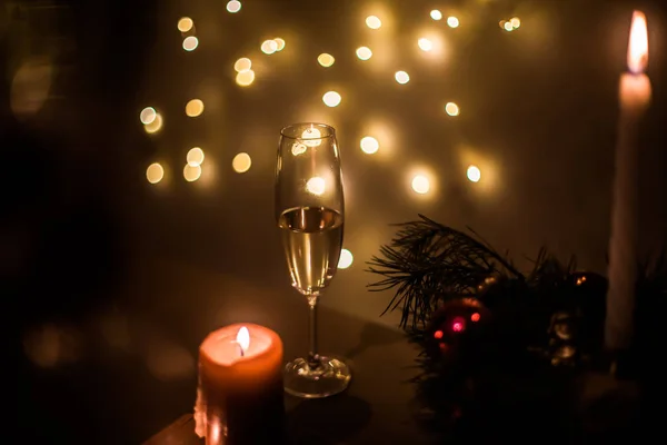 Champagne Natale Tavolo Sullo Sfondo Ghirlande — Foto Stock