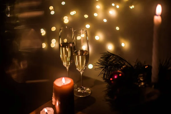 Рождественское Шампанское Столе Фоне Гирлянд — стоковое фото