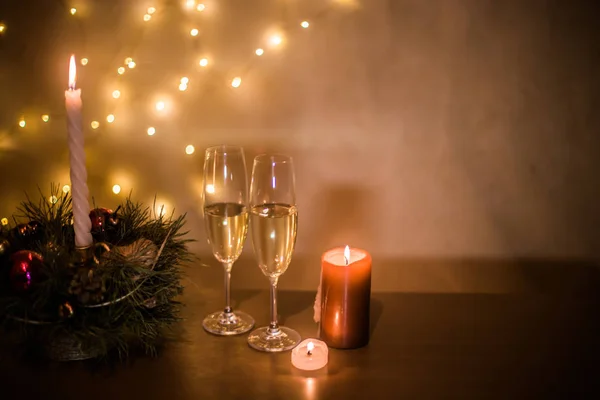 Рождественское Шампанское Столе Фоне Гирлянд — стоковое фото