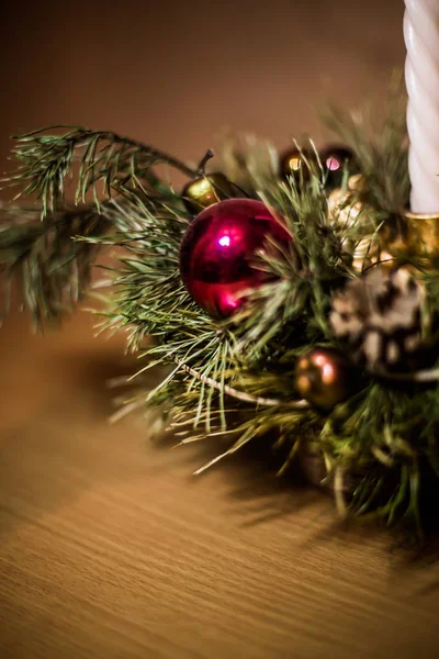 ホリデーシーズンのためのクリスマスキャンドルの装飾 — ストック写真