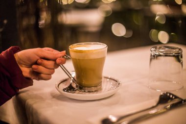 İtalya 'da bir restoranda bir fincan latte.
