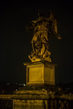 İtalya / Roma 14. Kutsal Melek Kalesi yakınlarındaki Aralık 2019 heykelleri.