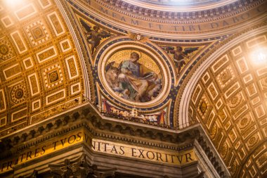 İtalya / Roma 14. Aralık 2019 St. Peter Bazilikasının iç duvarları