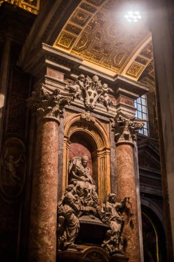 İtalya / Roma 14. Aralık 2019 St. Peter Bazilikasının iç duvarları