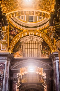 İtalya / Roma 14. Aralık 2019 St. Peter Bazilikasının iç duvarları