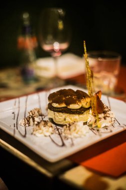 İtalya / Roma 14. Aralık 2019, bir restoranda tiramisu servis ediliyor.