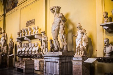 İtalya / Roma 14. Aralık 2019 Vatikan Müzesi 'nin heykelleri ve dekorasyonları