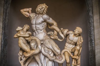 İtalya / Roma 14. Aralık 2019 'da Laokoon ve oğulları Vatikan müzelerinde bir heykel grubudur.