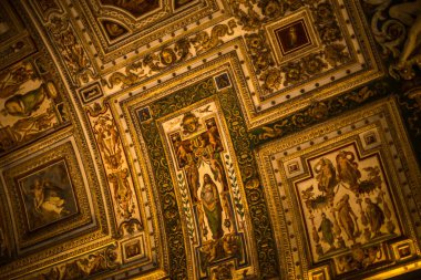 İtalya / Roma 14. Aralık 2019 St. Peter tapınağında duvar resimleri