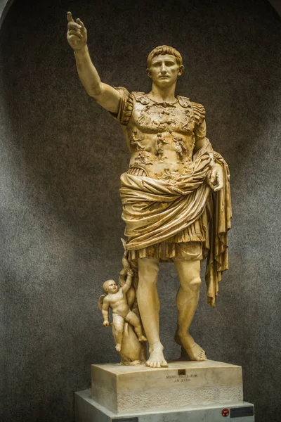 İtalya / Roma 14. Aralık 2019 Vatikan Müzesi 'nin heykelleri ve dekorasyonları